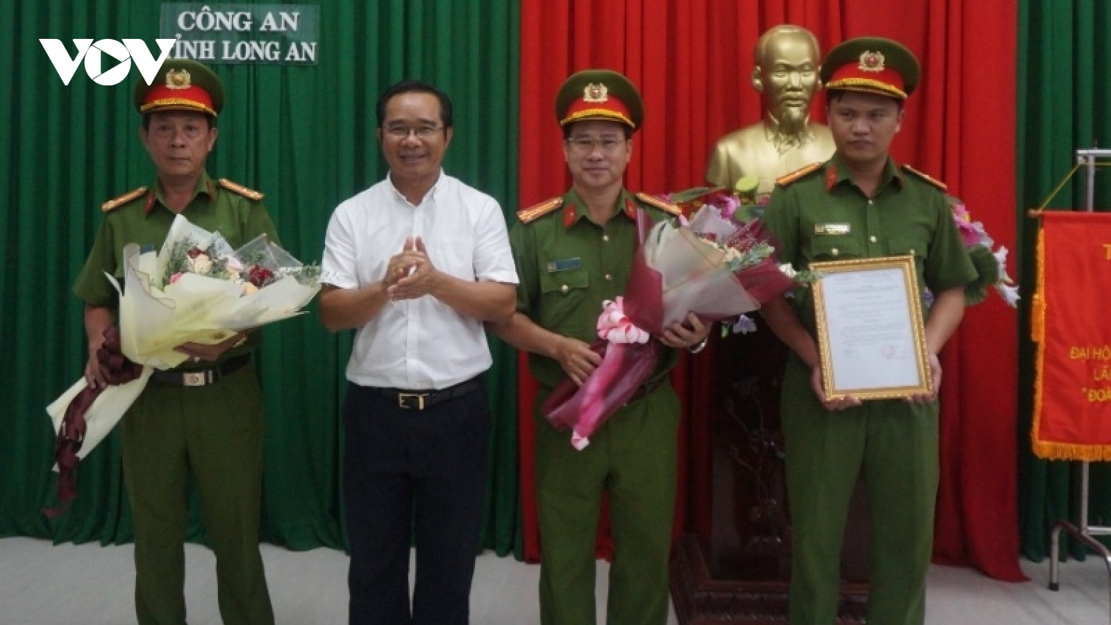 Thưởng nóng cho ban chuyên án bắt 16 kg ma túy khu vực biên giới Long An